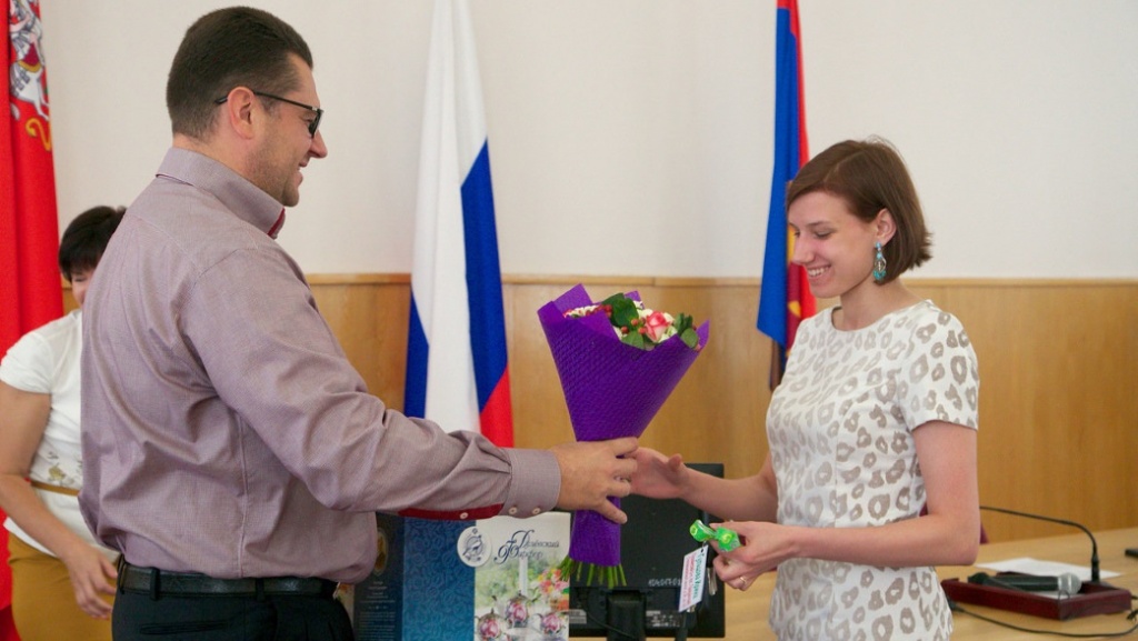 С.М. Грибинюченко вручает ключи от квартиры С.М. Грибинюченко вручает ключи от квартиры