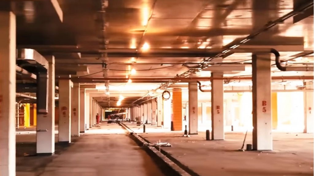 Подземный паркинг в ТРЦ "Акварель" Подземный паркинг в ТРЦ "Акварель"