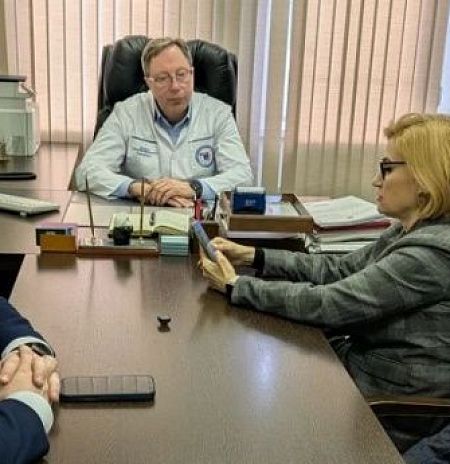 Обсудили текущие вопросы - рабочая встреча главного врача с депутатами и общественниками