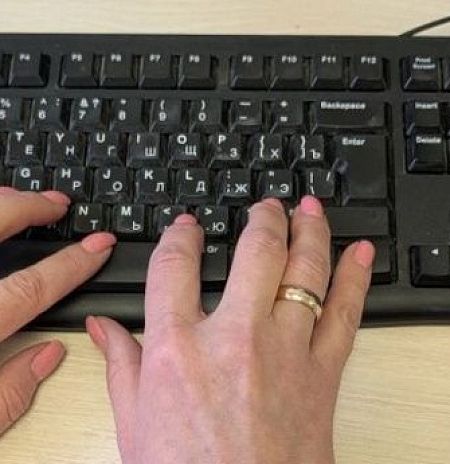 Почему при быстром наборе текста мы иногда меняем буквы местами?