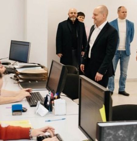 Максим Красноцветов вместе с коллегами оценили, как организована работа аварийно-диспетчерской службы МУП «ЖКХ Лесной»